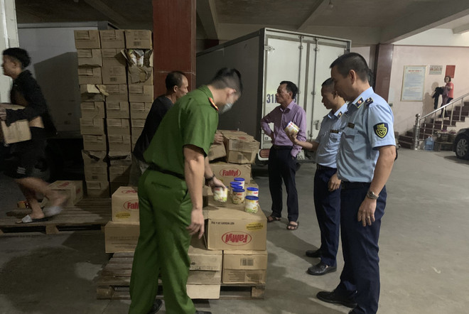 Đội Quản lý thị trường số 7 phối hợp với Ban Chỉ đạo 389 huyện Thanh Trì và Công an huyện Thanh Trì kiểm tra Công ty Cổ phần Đầu tư Thương mại và sản xuất Tràng Tiền số 10. (Ảnh: PV/Vietnam+) Thu gần 9.400 hộp kem sữa đặc quá hạn sử dụng trên địa bàn Hà Nội ảnh 1