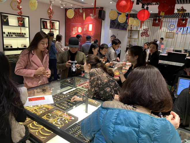 Giá vàng trong nước đi xuống, tỷ giá trung tâm điều chỉnh 6 đồng ảnh 1