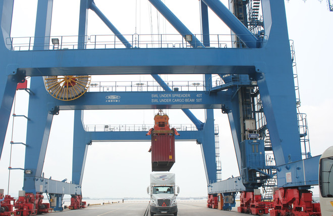 Vận chuyển hàng hóa tại cảng Hải phòng. (Ảnh: Đức Duy/Vietnam+) Chuyển đổi số: Hướng đi bền vững để phát triển lĩnh vực logistics ảnh 1