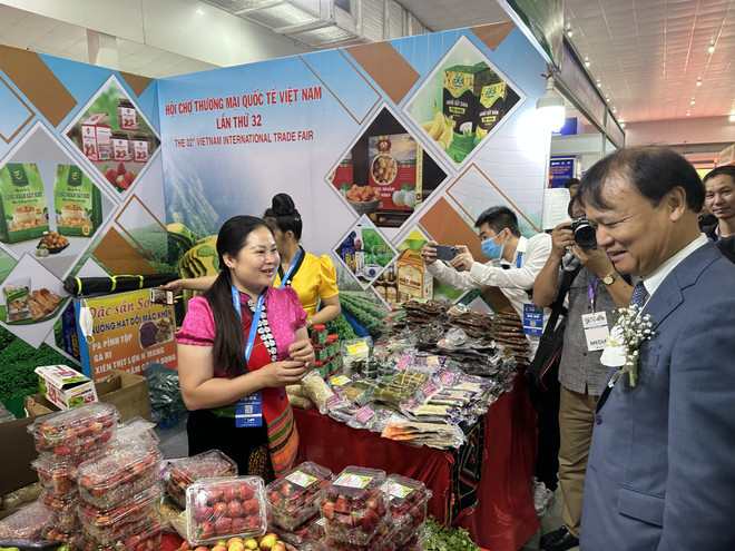 Bộ Công Thương tổ chức các hội chợ, tạo liên kết bền vững cho sản phẩm nông sản. (Ảnh: Xuân Quảng/Vietnam+) Tiêu thụ nông sản: Đẩy mạnh xúc tiến thương mại, tạo đầu ra bền vững ảnh 1