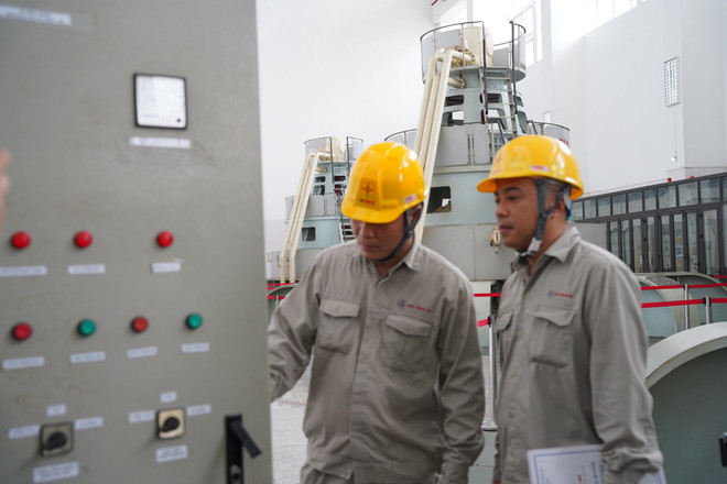 Lực lượng kỹ sư kiểm tra an toàn của thiết bị trong điều kiện chạy dưới mực nước chết. (Ảnh: PV/Vietnam+) Bộ Công Thương: Một số hồ thủy điện phía Bắc xuống dưới mực nước chết ảnh 1