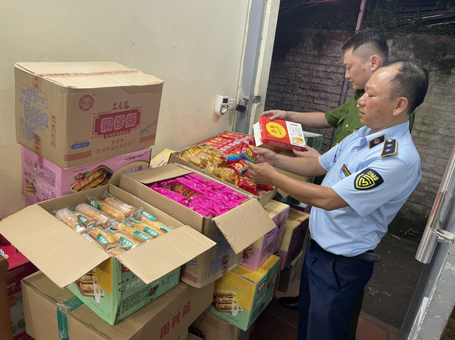 Quản lý thị trường tạm giữ hàng nghìn bánh Trung Thu nghi nhập lậu ảnh 1