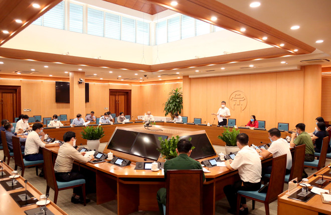 Lãnh đạo Hà Nội họp với các đơn vị về phương án cung ứng hàng hóa thiết yếu cho người dân trong các tình huống dịch bệnh COVID-19 xảy ra. (Ảnh: PV/Vietnam+) Hà Nội: Chủ động các phương án đảm bảo cung ứng đủ hàng hóa thiết yếu ảnh 1