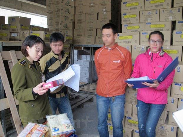 Hà Nội thu hơn 2.000 sản phẩm bánh nhập khẩu hết hạn sử dụng ảnh 1