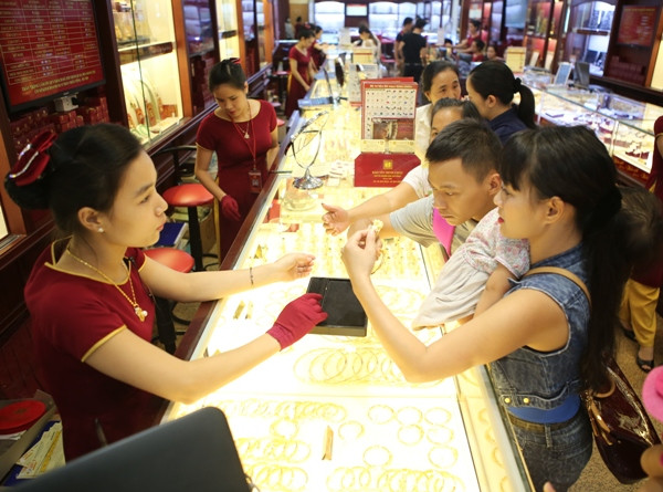 Khách hàng đang giao dịch vàng miếng. (Ảnh: Đức Duy/Vietnam+) Đầu tuần giảm nhẹ, vàng SJC giao dịch quanh 36,40 triệu đồng ảnh 1