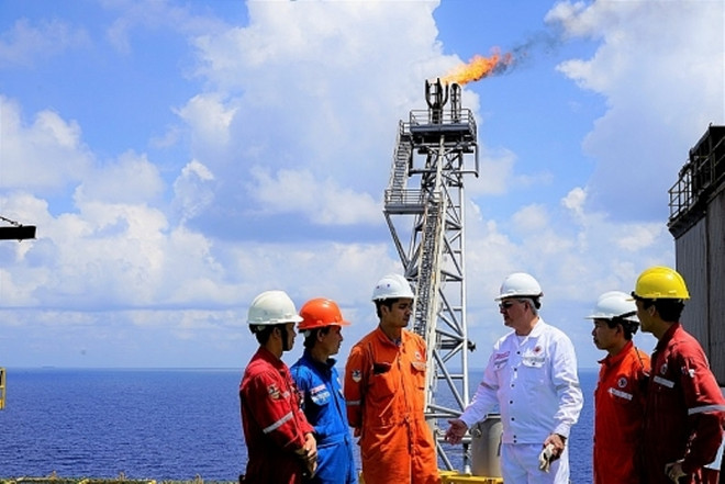 Phó Tổng giám đốc Vietsovpetro, ông Yakovenko Evgeny Vladimirovich trao đổi cùng các kỹ sư làm việc trên giàn BK-TNG. (Ảnh: PVN) Sau 6 tháng, Vietsovpetro khai thác hơn 54 triệu m3 khí từ giàn BK-TNG ảnh 1