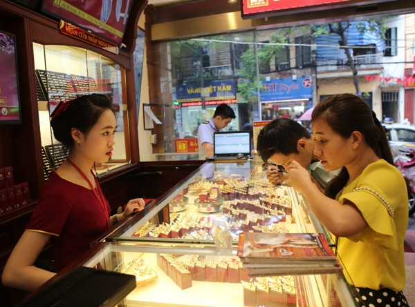 Khách hàng đang giao dịch vàng miếng. (Ảnh: Đức Duy/Vietnam+) Giá vàng Rồng Thăng Long bất ngờ áp sát mốc 35 triệu đồng ảnh 1