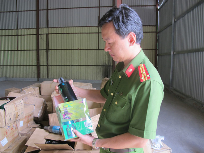 Liên ngành thu giữ lượng lớn mỹ phẩm nhập lậu ngay gần Cảng Hà Nội ảnh 1