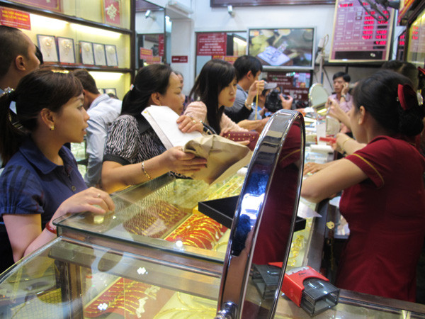 Tỷ giá trung tâm tăng 13 đồng, giá vàng trong nước ít biến động ảnh 1