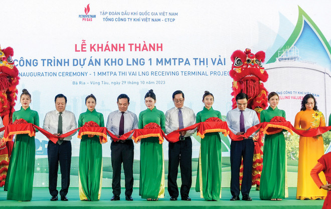 Phó Thủ tướng Trần Lưu Quang cùng các đại biểu cắt băng khánh thành Kho LNG 1 triệu tấn Thị Vải. (Ảnh: PV/Vietnam+) 17.6.3.jpg