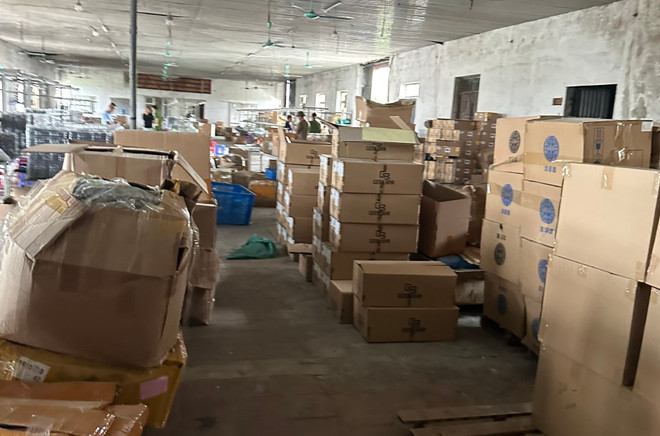 Kho thuốc lá điện tử tại xã Thiện Phiến, huyện Tiên Lữ, tỉnh Hưng Yên. (Ảnh: PV/Vietnam+) z5527926132297_77449adb5ce77a1c8d81cb356b827fb8.jpeg