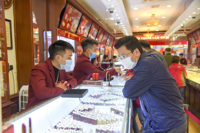 Giá vàng SJC trong nước bật tăng ngay phiên mở cửa ngày đầu tuần ảnh 1