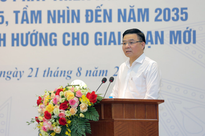 Ông Lê Mạnh Hùng, Chủ tịch Hội đồng thành viên Petrovietnam trình bày báo cáo. (Ảnh: PV/Vietnam+) 7.JPG