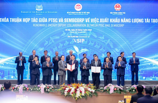 Thủ tướng Chính phủ Việt Nam và Singapore chứng kiến trao nhận giấy phép khảo sát cho dự án điện gió ngoài khơi tại Việt Nam cho liên danh PTSC-Sembcorp. (Ảnh: PV/Vietnam+) 1.jpg