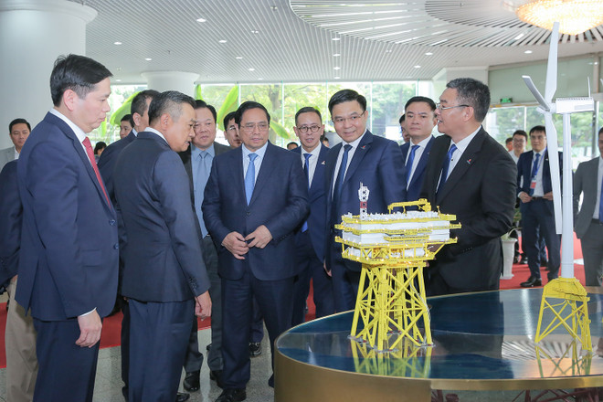 Lãnh đạo Petrovietnam giới thiệu với Thủ tướng Chính phủ Phạm Minh Chính về khả năng tham gia vào lĩnh vực điện gió ngoài khơi. (Ảnh: PV/Vietnam+) 2.JPG