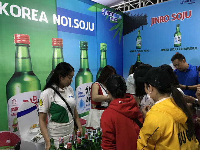 Hàng hóa của Hàn Quốc giới thiệu đến người tiêu dùng thủ đô. (Ảnh: Đức Duy/Vietnam+) VKFTA thúc đẩy thương mại hai chiều giữa Việt Nam và Hàn Quốc ảnh 2