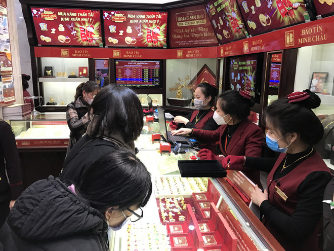 Giá vàng SJC tuột mốc 67 triệu đồng, tỷ giá trung tâm giữ ổn định ảnh 1