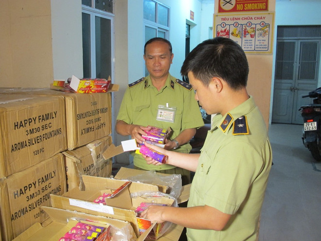 Hà Nội: Bắt giữ gần 2 tấn pháo hoa điện nhập lậu tại cầu Vĩnh Tuy ảnh 1