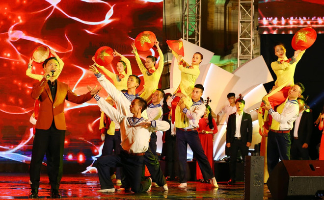 Xúc động chương trình nghệ thuật “Hồn thiêng sông núi” tại Hà Nội ảnh 1