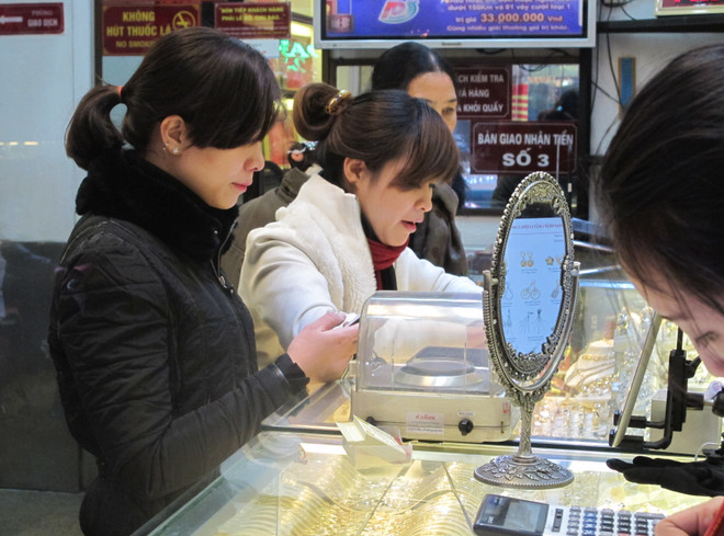 Chênh lệch giữa vàng thế giới và trong nước còn hơn 3,6 triệu đồng ảnh 1