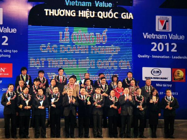 Các doanh nghiệp được trao giải thương hiệu quốc gia năm 2012. (Ảnh: Ban tổ chức) Sẽ trao giải thưởng Thương hiệu Quốc gia cho 63 doanh nghiệp ảnh 1