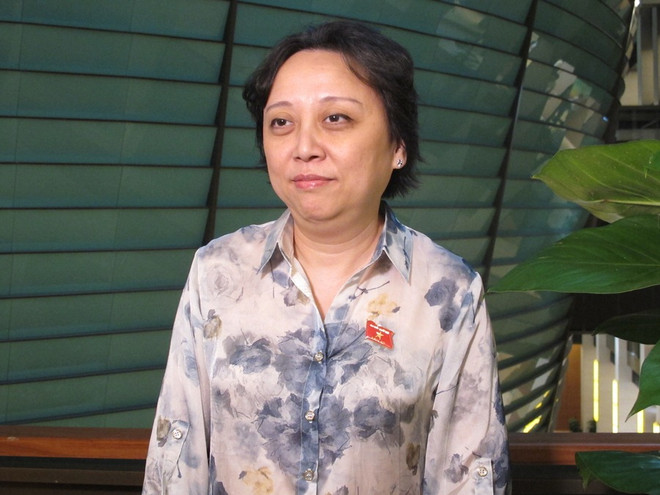 Đại biểu Phạm Khánh Phong Lan đoàn Thành phố Hồ Chí Minh đang trao đổi với phóng viên. (Ảnh: Đức Duy/Vietnam+) Đại biểu quốc hội trăn trở về nguy cơ của ẩm thực đường phố ảnh 2