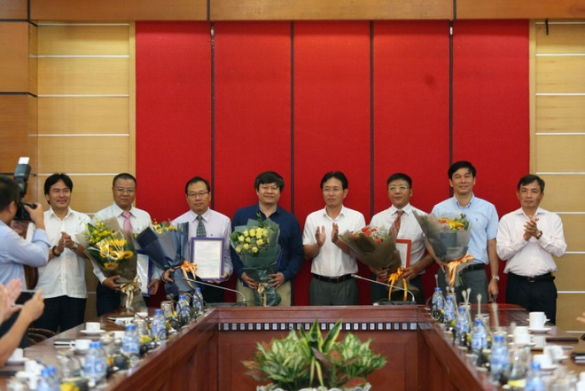 Lãnh đạo Tập đoàn Dầu khí Việt Nam trao quyết định cho các cán bộ được điều động bổ nhiệm. (Ảnh: pvn.vn) Tập đoàn Dầu khí thành lập Ban phân phối sản phẩm Lọc dầu Nghi Sơn ảnh 1