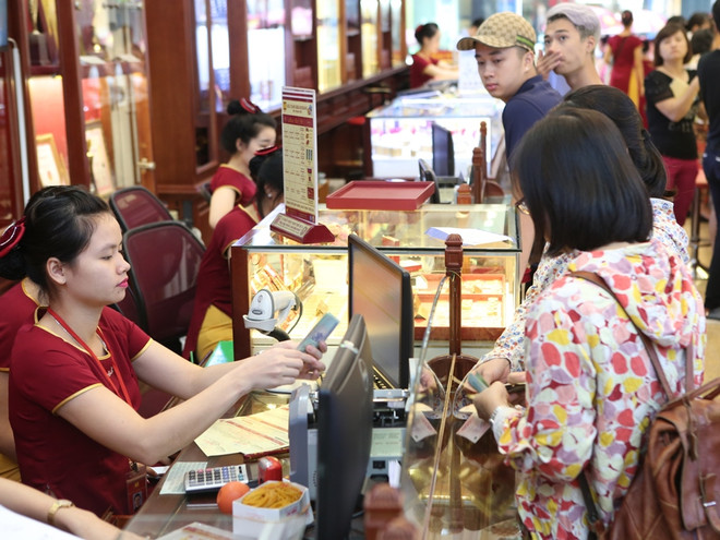Khách hàng đang giao dịch vàng miếng. (Ảnh: Đức Duy/Vietnam+) Tăng nhẹ, giá vàng SJC giao dịch quanh ngưỡng 36,44 triệu đồng ảnh 1