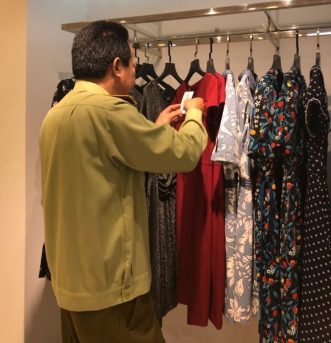 Quản lý thị trường Hà Nội kiểm tra cửa hàng kinh doanh thời trang thuộc SEVEN.am. (Ảnh: QLTT) Phạt nặng, tiếp tục giám sát thương hiệu thời trang SEVEN.am ảnh 1