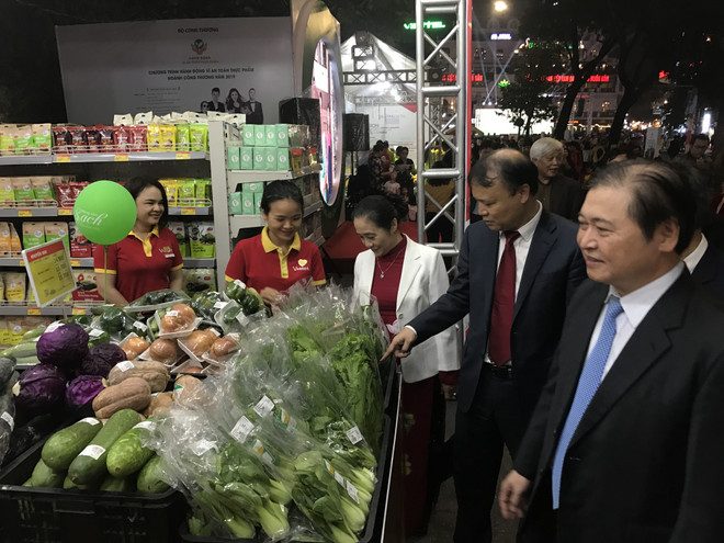 Các khách mời tham quan gian hàng của doanh nghiệp sản xuất kinh doanh có uy tín. (Ảnh: Đức Duy/Vietnam+) Chung tay hành động vì an toàn thực phẩm, bảo vệ người tiêu dùng ảnh 2