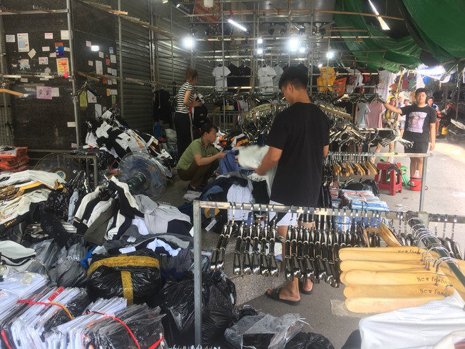 Lực lượng Quản lý thị trường Hà Nội kiểm tra hàng hóa tại xã Ninh Hiệp. (Ảnh: PV/Vietnam+) Xử phạt 7 cơ sở kinh doanh khu vực Ninh Hiệp hơn 100 triệu đồng ảnh 1