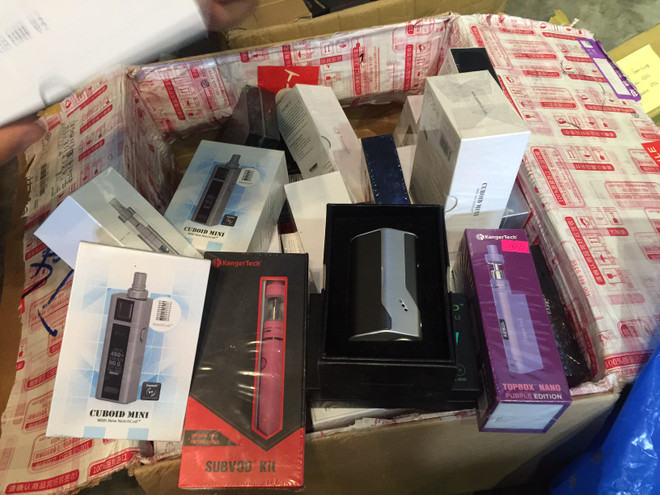 Quản lý thị trường thu nhiều thuốc lá điện tử không hóa đơn chứng từ ảnh 2