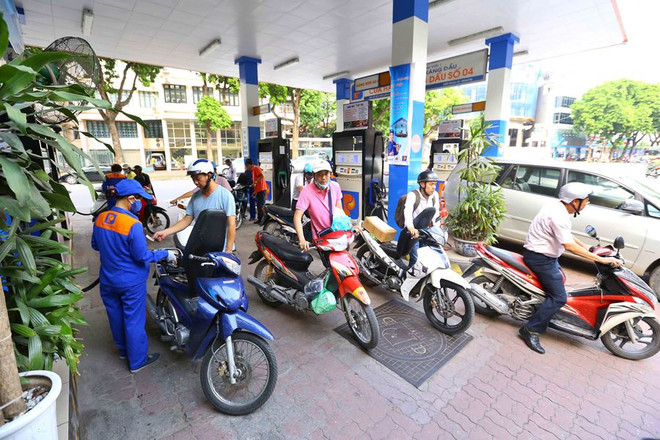 Một điểm bán lẻ xăng dầu của Petrolimex. (Ảnh: PV/Vietnam+) Lượng xăng dầu trong kho đủ đáp ứng nhu cầu của thị trường ảnh 1