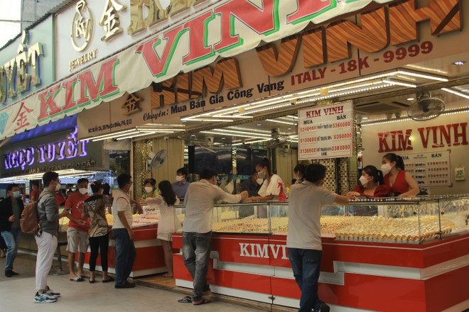Giá vàng lên mốc 67 triệu đồng, tỷ giá trung tâm tiếp tục tăng mạnh ảnh 1