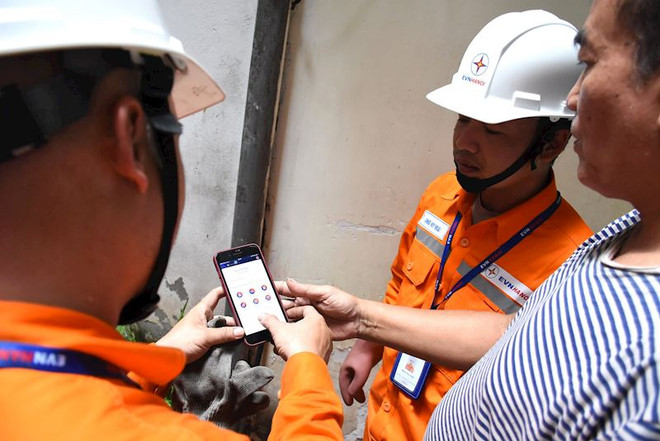 Khách hàng được hướng dẫn sử dụng App EVNHANOI dễ dàng và tiện ích. (Ảnh: evnhanoi) Từ ngày 4/5, giá bán lẻ điện bình quân chính thức tăng thêm 3% ảnh 1