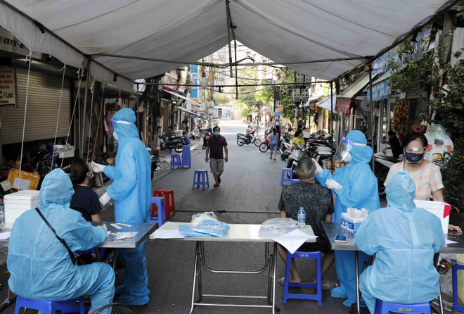 Hà Nội vẫn tiến hành các biện pháp truy vết, cách ly với người mang virus (Nguồn: TTXVN) Sở TT&TT Hà Nội bác bỏ tin sống chung với COVID-19 từ ngày 15/9 ảnh 1