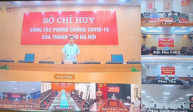 Ông Chử Xuân Dũng, Phó Chủ tịch Ủy ban nhân dân thành phố Hà Nội họp với các đơn vị về công tác phòng, chống dịch bệnh. (Ảnh: PV/Vietnam+) Hà Nội: Vùng 2, 3 có thể sản xuất-kinh doanh an toàn theo Chỉ thị 15 ảnh 1