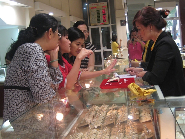 Tăng nhẹ, vàng SJC vẫn cao hơn giá thế giới 4,5 triệu đồng mỗi lượng ảnh 1