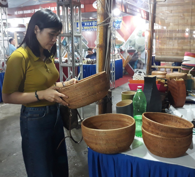 Sản phẩm thủ công mỹ nghệ của Hà Nội. (Ảnh: TTXVN vna_potal_ha_noi_khai_mac_trien_lam_cac_san_pham_mau_thiet_ke_hang_thu_cong_my_nghe_moi_sang_tao_nam_2022_6372618.jpg