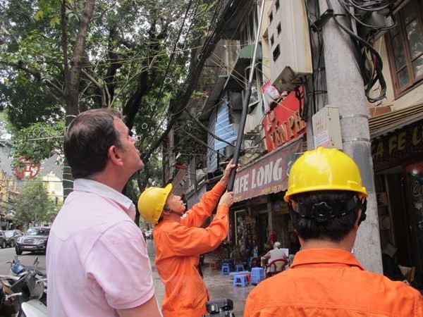 Nhân viên EVN Hà Nội chốt chỉ số công tơ cho khách hàng sử dụng điện. (Ảnh: Xuân Quảng/Vietnam+) Hơn 3.700 khách hàng tham gia Chương trình điều chỉnh phụ tải điện ảnh 1