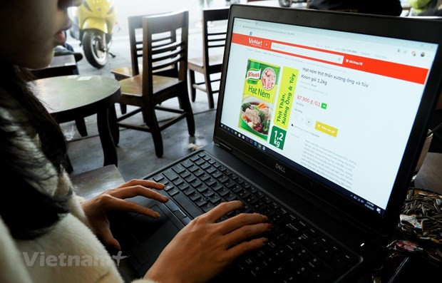 Khoảng 57 triệu đến 60 triệu người Việt Nam tham gia mua sắm trực tuyến với giá trị mua sắm bình quân đầu người từ 260-285 USD. (Ảnh: Vietnam+) Quy mô kinh tế Internet Việt Nam có thể đạt 49 tỷ USD vào năm 2025 ảnh 1