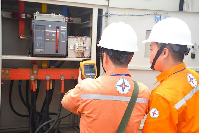 Nhân viên EVNHANOI kiểm tra vận hành thiết bị điện. (Ảnh: PV/Vietnam+) Nghiên cứu các hệ thống tích trữ năng lượng để đảm bảo cung cấp điện ảnh 1