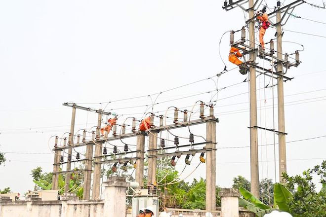 Nhân viên EVNHANOI kiểm tra vận hành thiết bị điện. (Ảnh: PV/Vietnam+) Hệ thống điện Quốc gia đối mặt nhiều khó khăn vào cao điểm mùa khô ảnh 1