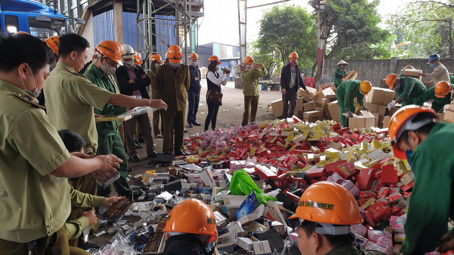 Lực lượng Quản lý thị trường Hà Nội tiến hành tiêu hủy 6 tấn hàng hóa vi phạm. (Ảnh: Đức Duy/Vietnam+) Hà Nội tiêu hủy 63 tấn hàng hóa vi phạm trị giá gần 6 tỷ đồng ảnh 1