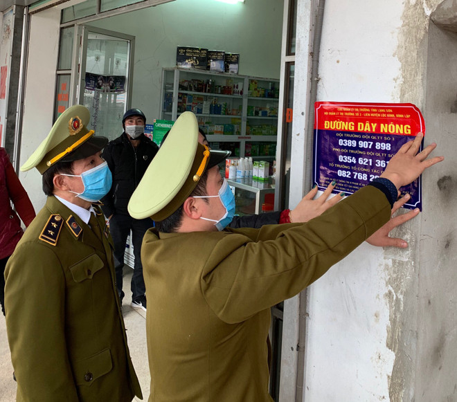 Cục Quản lý thị trường Lạng Sơn triển khai lắp trên 80 biển đường dây nóng tại các cửa hàng kinh doanh thuốc y dược. (Ảnh: PV/Vietnam+) Xử lý gần 5.200 gian hàng bán online lợi dụng dịch bệnh tăng giá ảnh 1