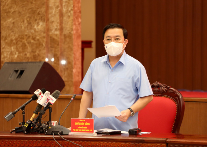 Ông Chử Xuân Dũng, Phó Chủ tịch Ủy ban nhân dân thành phố Hà Nội phát biểu tại cuộc họp. (Ảnh: PV/Vietnam+) Hà Nội từ 21/9: Bỏ kiểm soát giấy đi đường, vẫn học online ảnh 2