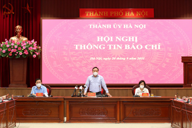 Phó Bí thư Thành ủy Hà Nội Nguyễn Văn Phong chủ trì phiên họp báo chiều 20/9 về công tác phòng chống dịch bệnh. (Ảnh: PV/Vietnam+) Hà Nội từ 21/9: Bỏ kiểm soát giấy đi đường, vẫn học online ảnh 1