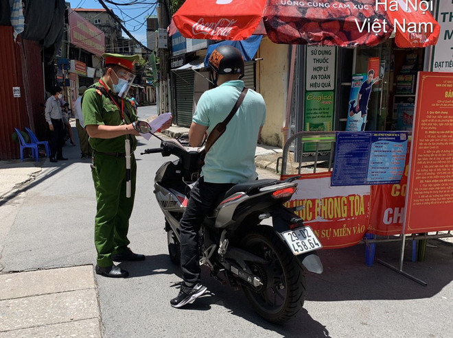 Hà Nội tiếp tục duy trì các chốt kiểm soát dịch ra vào thành phố. (Ảnh: TTXVN) Hà Nội thực hiện Chỉ thị 15 từ sáng 21/9, mở lại cắt tóc, xe công nghệ ảnh 1