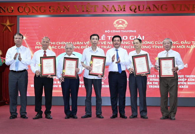 Đã có 24 tác phẩm tiêu biểu được trao giải Cuộc thi viết chính luận về bảo vệ nền tảng tư tưởng của Đảng do Bộ Công Thương phát động. (Ảnh: Đức Duy/Vietnam+) Khởi động Cuộc thi viết về bảo vệ môi trường ngành Công Thương ảnh 3