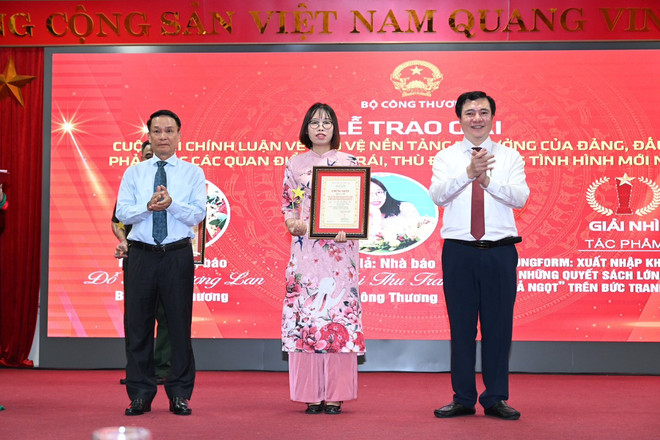 Phó Chủ tịch Hội Nhà báo Việt Nam Nguyễn Đức Lợi và Thứ trưởng Bộ Công Thương Nguyễn Sinh Nhật Tân trao bằng khen cho tác giả đạt giải Nhì. (Ảnh: Đức Duy/Vietnam+) Khởi động Cuộc thi viết về bảo vệ môi trường ngành Công Thương ảnh 2